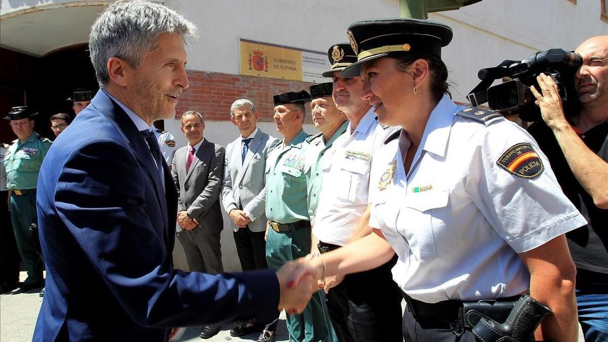 algeciras  c diz   05 07 2018   Fernando Grande-Marlaska saluda a policías y guardias civiles durante una visita a Algeciras (Cádiz)