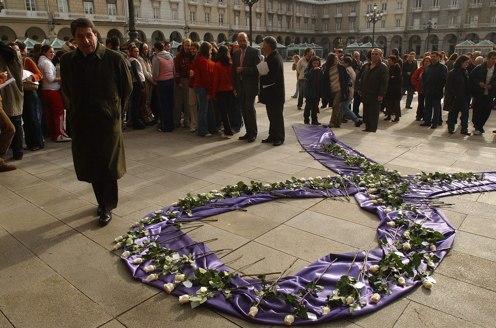 Rosas blancas en la plaza de María Pita de A Coruña en 2003