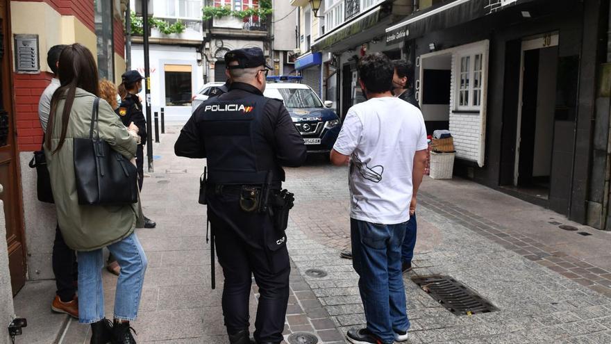 Desahucio de una vivienda ocupada en la calle de la Barrera, en mayo de 2022. |   // VÍCTOR ECHAVE