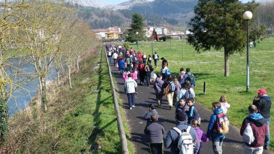 Varias familias durante la salida de la Semana de la Montaña del año pasado.