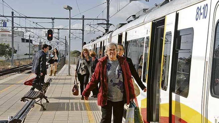 Imagen de un convoy eléctrico circulando por el corredor ferroviario de SFM.