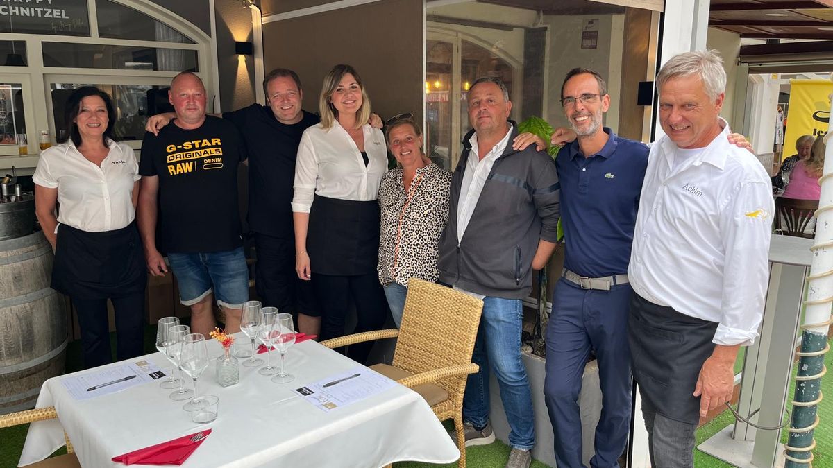 Das Team rund um Jenny und Achim Thiesen beim ersten Wein-Tasting.