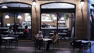 Archivo - Varias personas en una cafetería de Madrid
