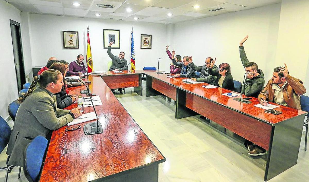 Imagen del pleno en el que se aprobó la adjudicación del contrato que ahora ha sido bloqueado.