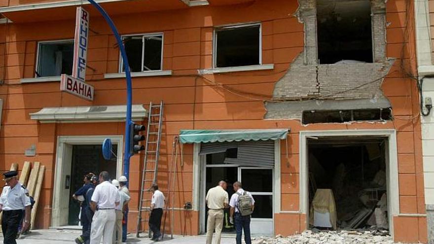 Daños causados por la bomba de ETA en el hotel Bahía en 2003