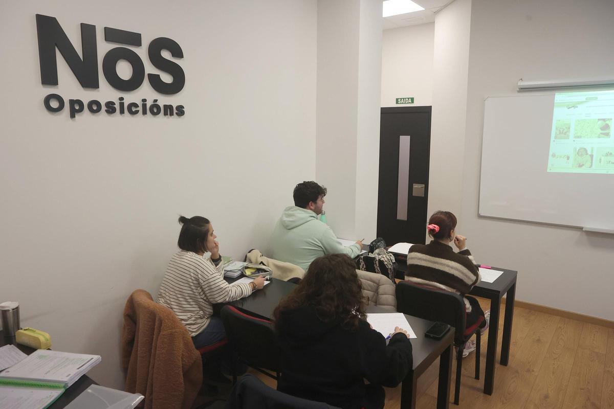 Estudiantes en la academia de oposiciones coruñesa Nós.