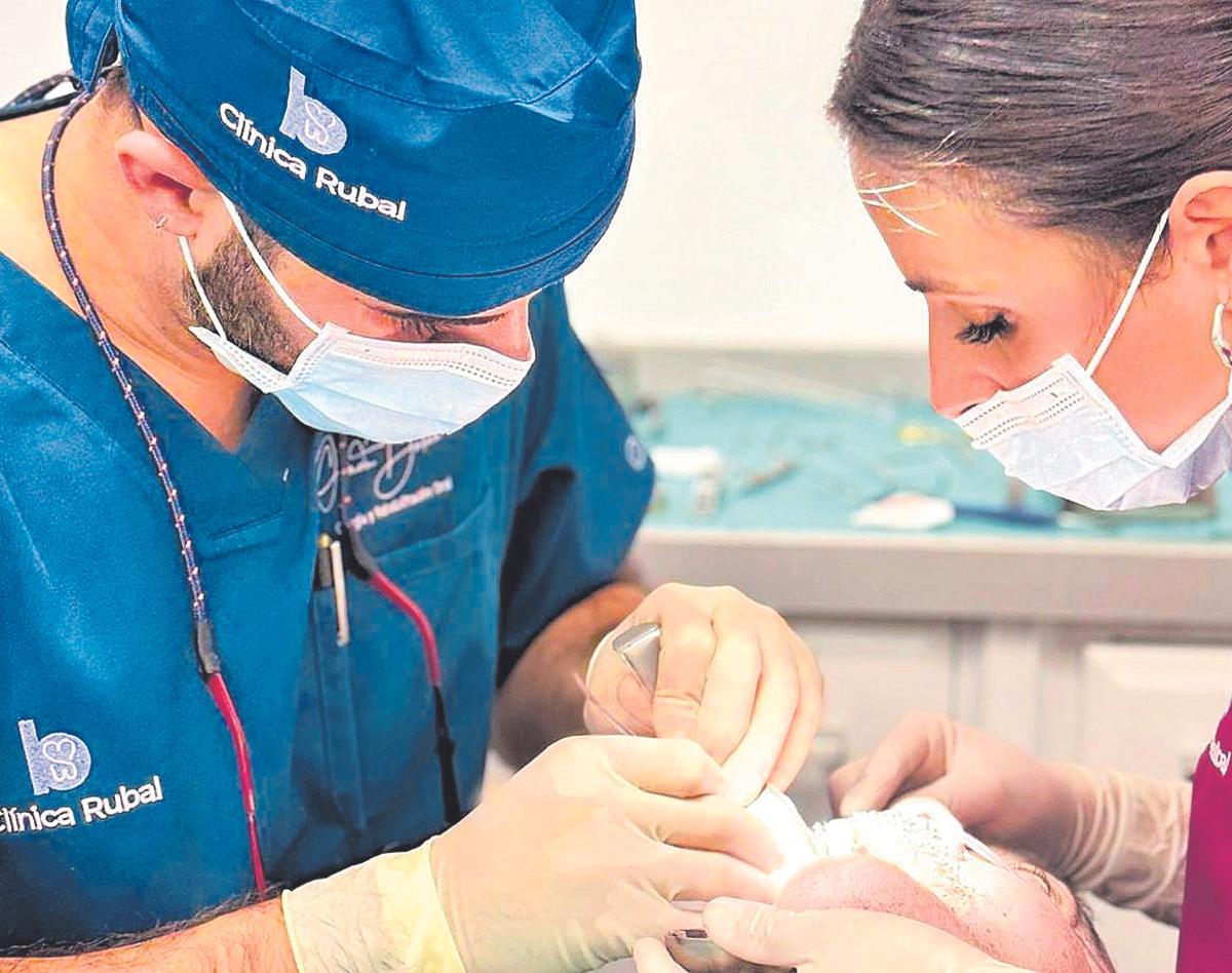 El doctor Obada Balawi en un tratamiento a un cliente