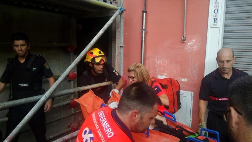 Los bomberos rescatan al trabajador herido.