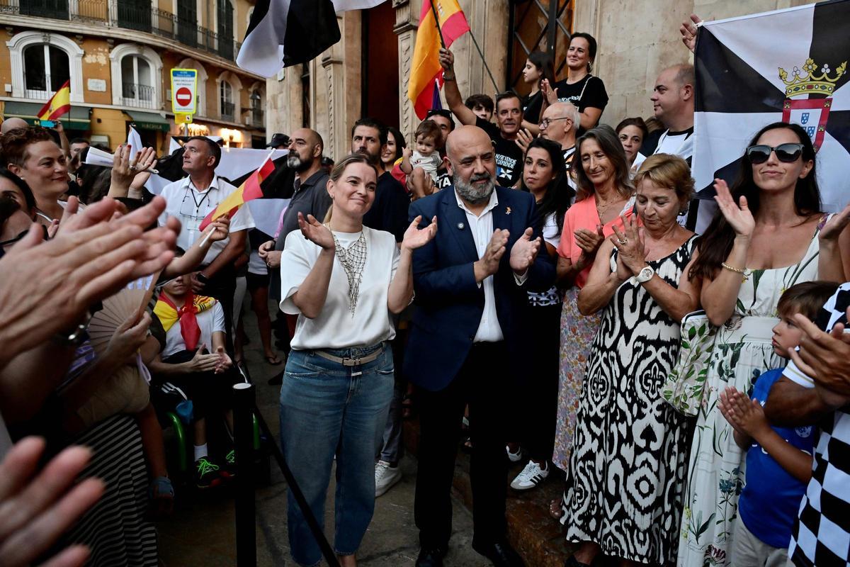 Marga Prohens (links) und Jaime Martínez (rechts) bei der Kundgebung.