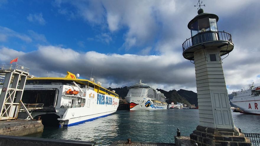 Puertos de Tenerife continúa líder a escala nacional en el tráfico de pasajeros y vehículos