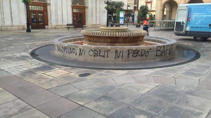 Las Brigadas Antifascistas pintan en la fuente de la plaza Mayor