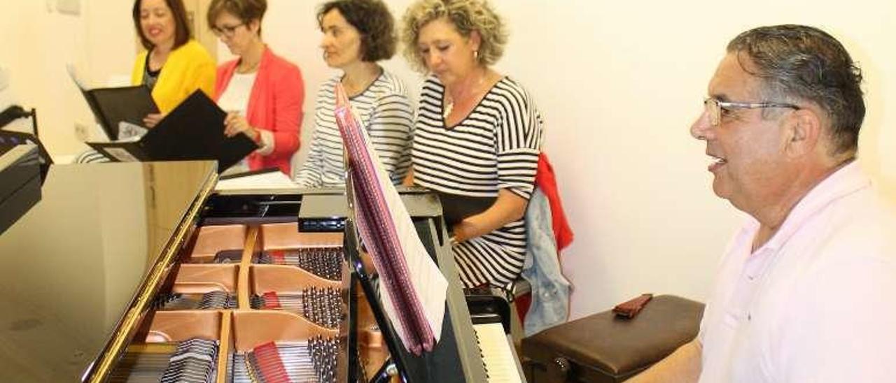 Susana Argüelles, Ana Maseda, Cristina González, Patricia Paredes y Pepe Avello, en un ensayo en Grado.