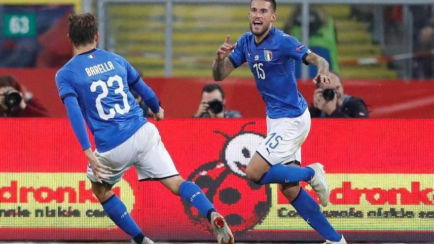 Biraghi celebra junto a Nicola Barrella, de espaldas, el gol que dio la victoria a Italia ante Polonia. // Reuters