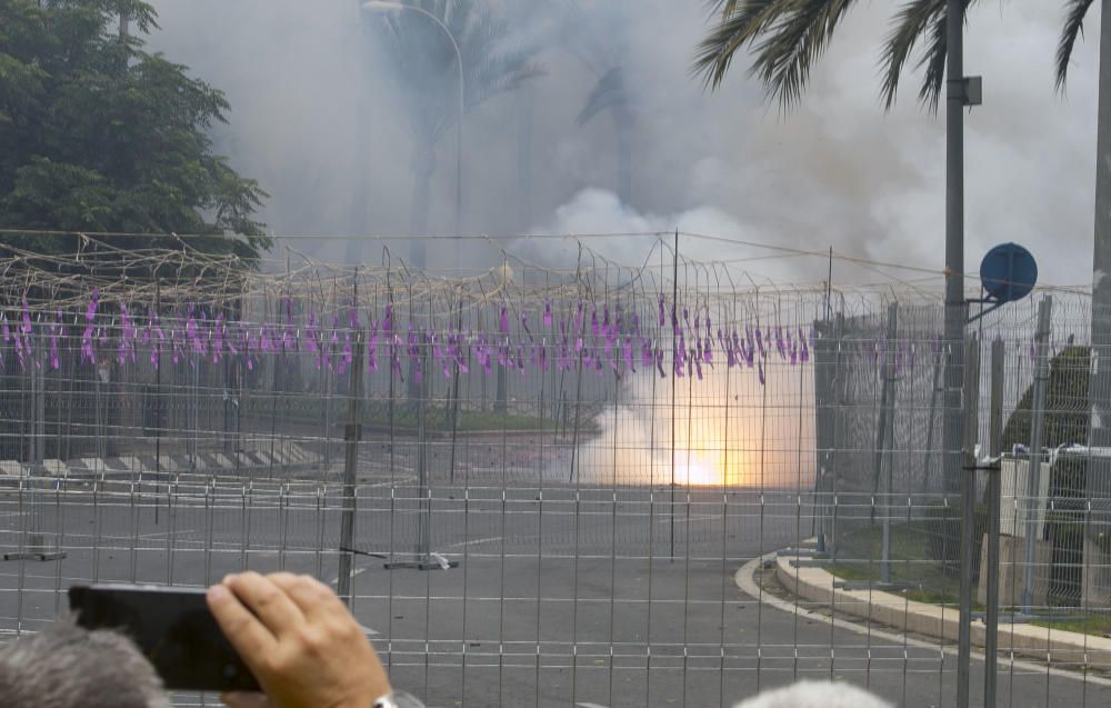 Primera mascletá de las Hogueras del 90 aniversario.