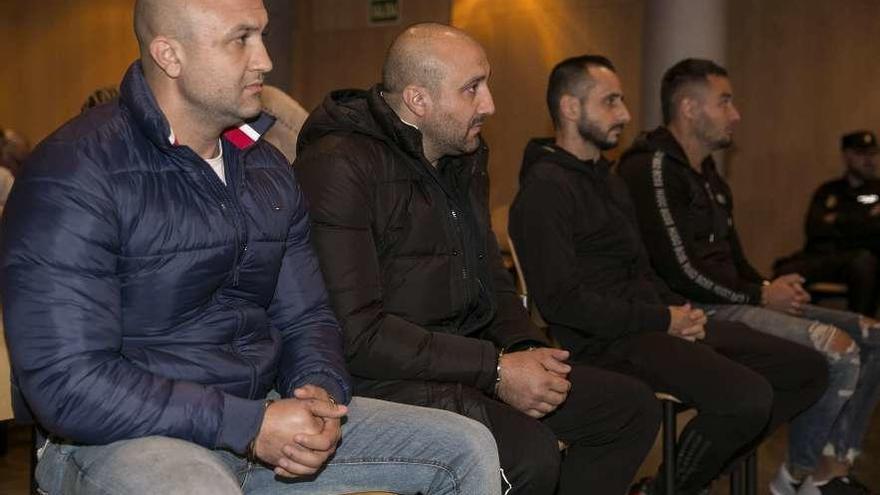 Christian Alí y Sebastian Sandulache, en primer término, junto a otros dos acusados, ayer en la Audiencia.