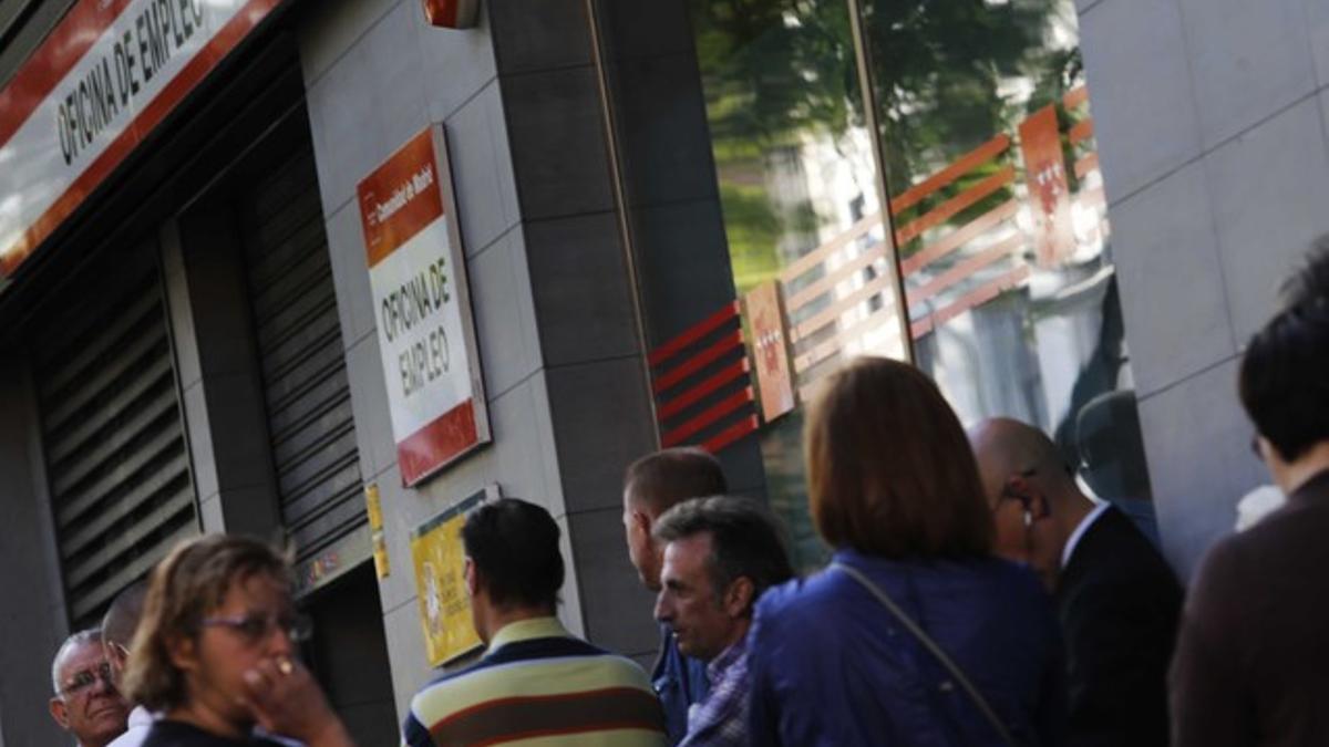 Cola del paro en una oficina de empleo de Madrid.