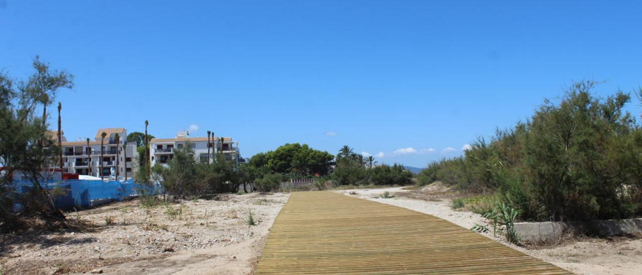 Una pasarela de 5 metros de ancho destroza una duna de la playa de Dénia