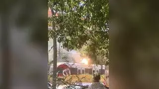 'Mascletà' en el techo del tranvía por un enganchón en Pont de Fusta