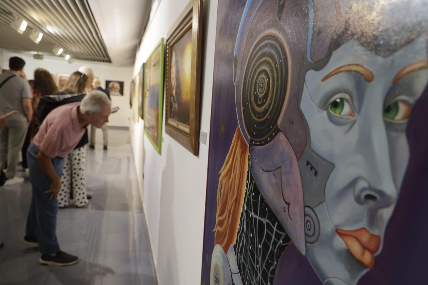 El Club INFORMACIÓN inaugura una exposición con obras de más de 50 artistas pertenecientes a la Asociación Espejo de Alicante