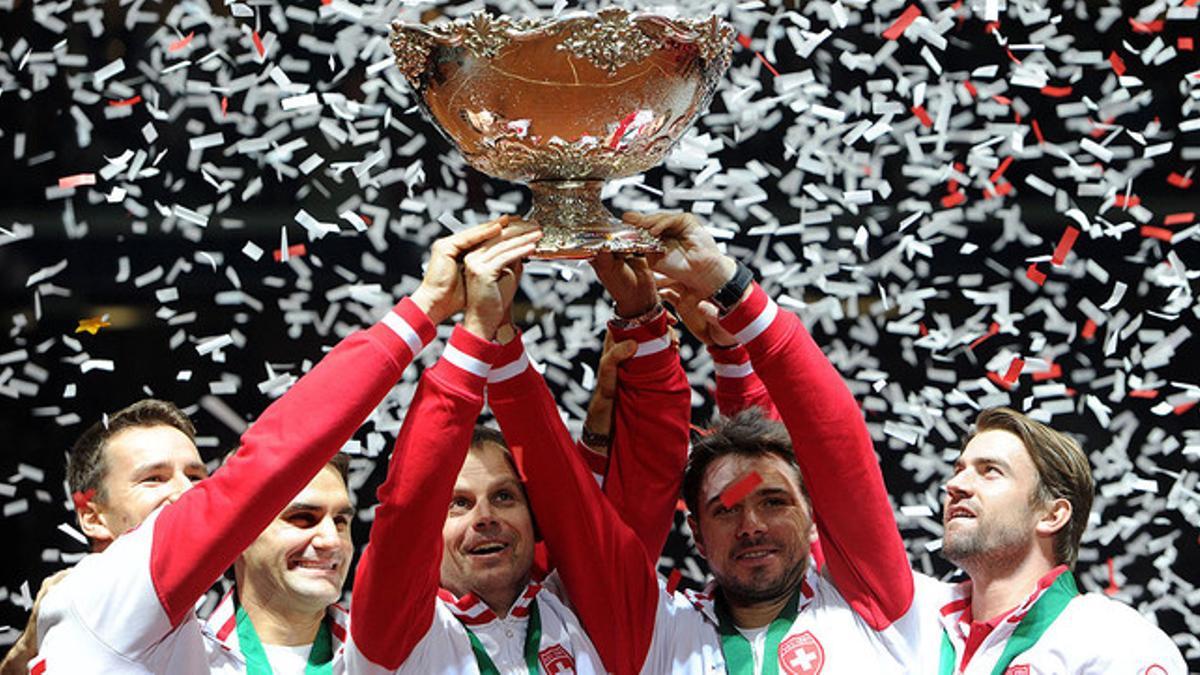 De izquierda a derecha, Marco Chiudinelli, Roger Federer, el capitán Severin Luthi, Stanislas Wawrinka y Michael Lammer, el equipo suizo de la Copa Davis, con el trofeo