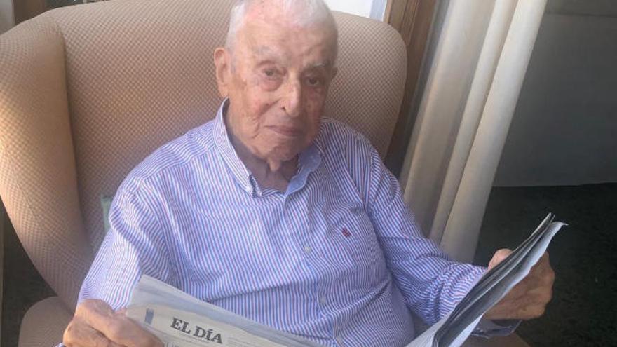 Celestino leyendo el periódico EL DÍA.