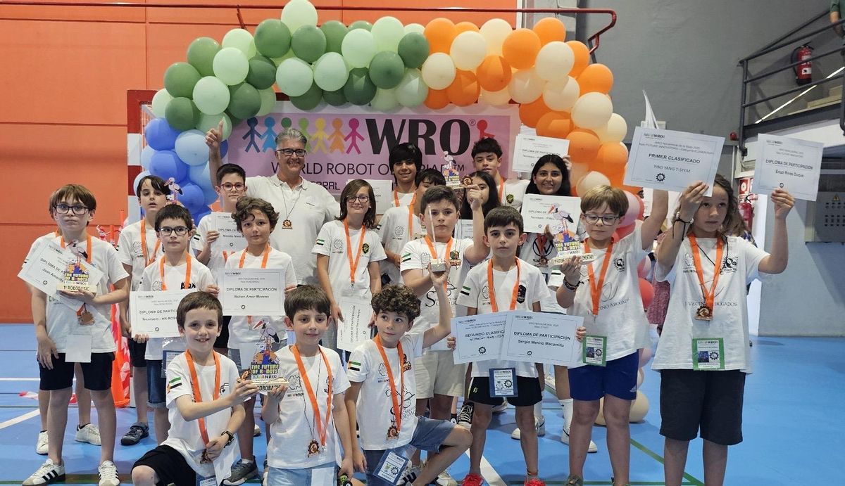 Integrantes de la academia cacereña Tecnistem posan con sus trofeos.
