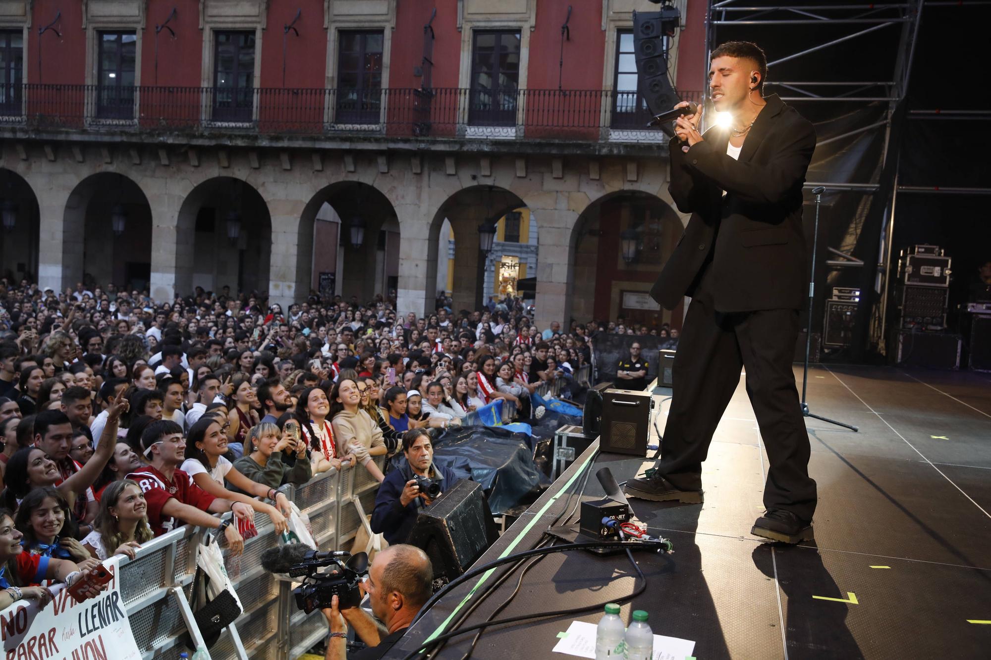 Concierto de Enol en la Plaza Mayor de Gijón