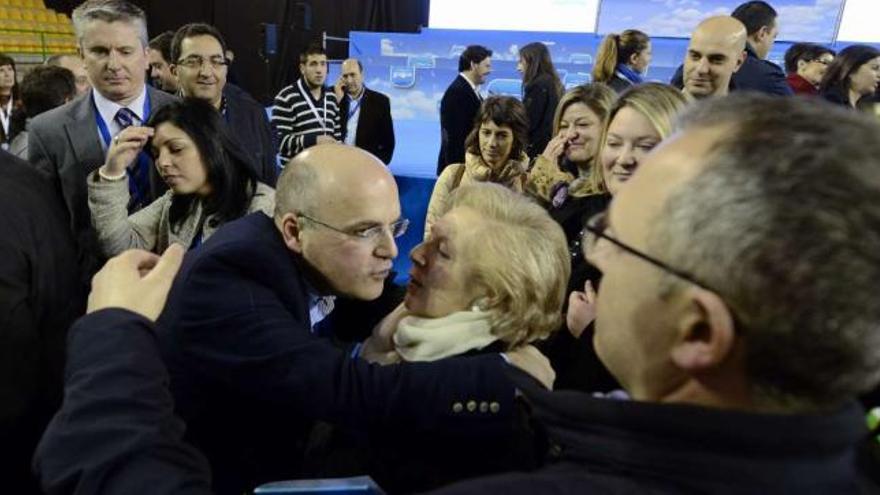 Manuel Baltar besa a su madre y a su hermano, al término del congreso al que no asistió su padre José Luis Baltar.  // Brais Lorenzo