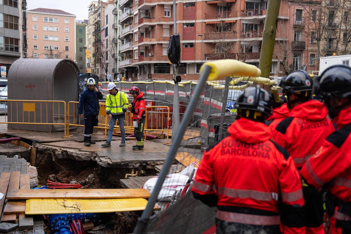 Las obras de la L8 causan una espectacular fuga de agua en pleno Eixample de Barcelona