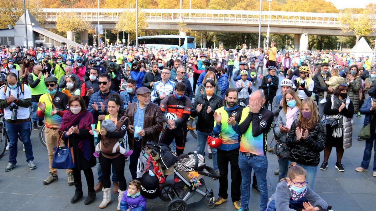 Familiars i amics de la ciclista de Girona atropellada per un conductor begut, a la concentració del 14 de novembre del 2021