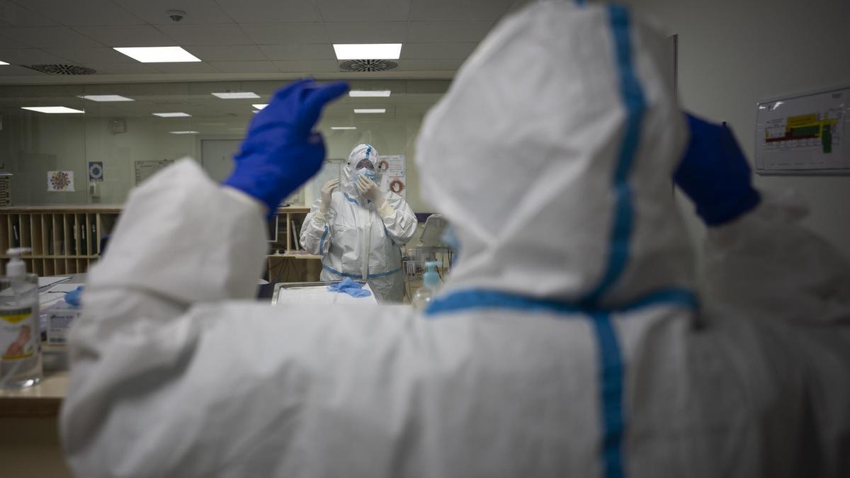 Sanitarios con equipo de protección en la planta covid del Hospital General de Valencia durante la segunda ola.