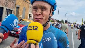 Chris Froome atiende a los enviados especiales de las radios españolas.