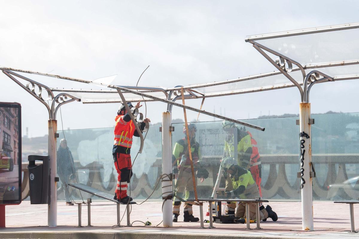 El viento levanta una marquesina de bus en el paseo, frente al Aquarium
