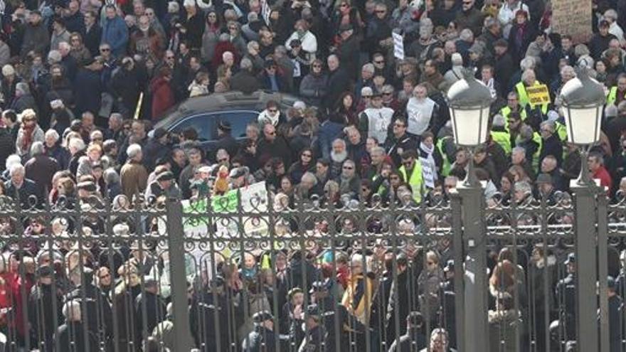 Un miler de jubilats bloquegen l&#039;entrada al Congrés per demanar «pensions dignes»