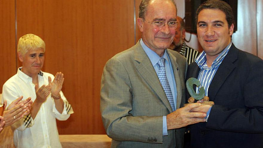 Rafael Salazar, presidente de la Confederación Española Colegas, el alcalde de Málaga, Francisco de la Torre, y Elías Bendodo, concejal de Turismo de Málaga, durante la entrega de uno de los premios del Colectivo de Lesbianas, Gays, Bisexuales y Transexuales de Málaga.