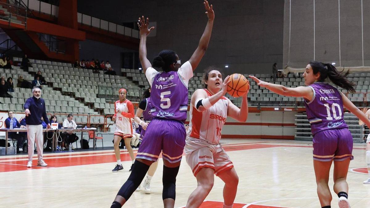 Sofía Hamidi, durante un partido de la pasada temporada en el Palacio de los Deportes de La Guía.