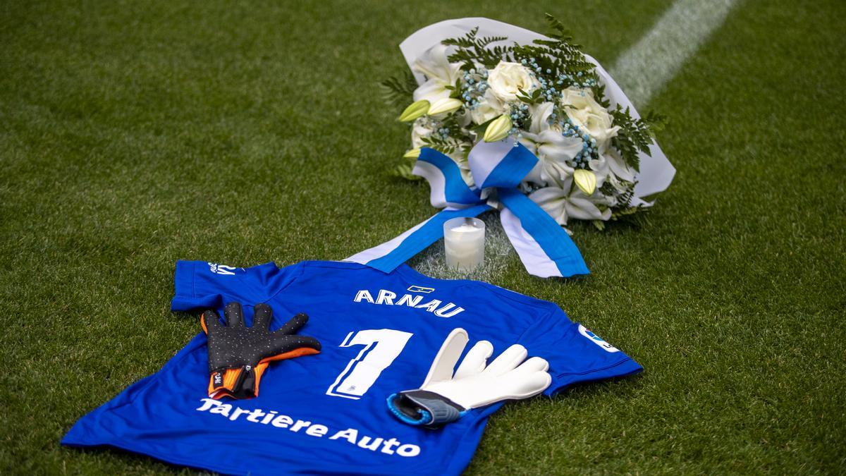 Un ramo de flores, una camiseta, y unos guantes de portero en el Tartiere en homenaje a Arnau