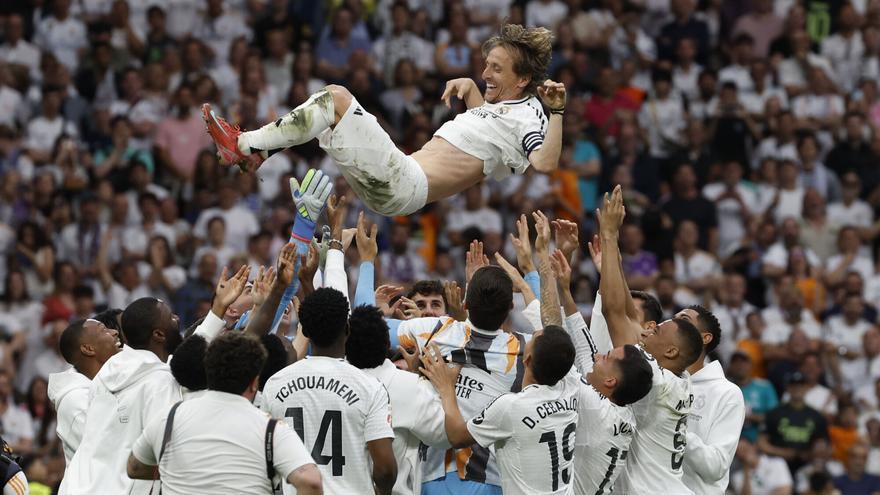El Bernabéu celebra y llora la &quot;historia inolvidable&quot; de Modric y Ancelotti