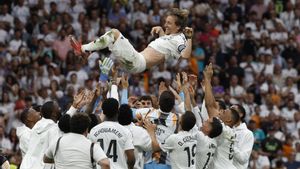 El centrocampista croata del Real Madrid Luka Modrić es homenajeado tras su último partido en el Santiago Bernabéu al término del encuentro de la jornada 38 de LaLiga EA Sports entre Real Madrid y Real Sociedad celebrado este sábado en el estadio Santiago Bernabéu de Madrid. EFE/ J.J.Guillén. (Real madrid)