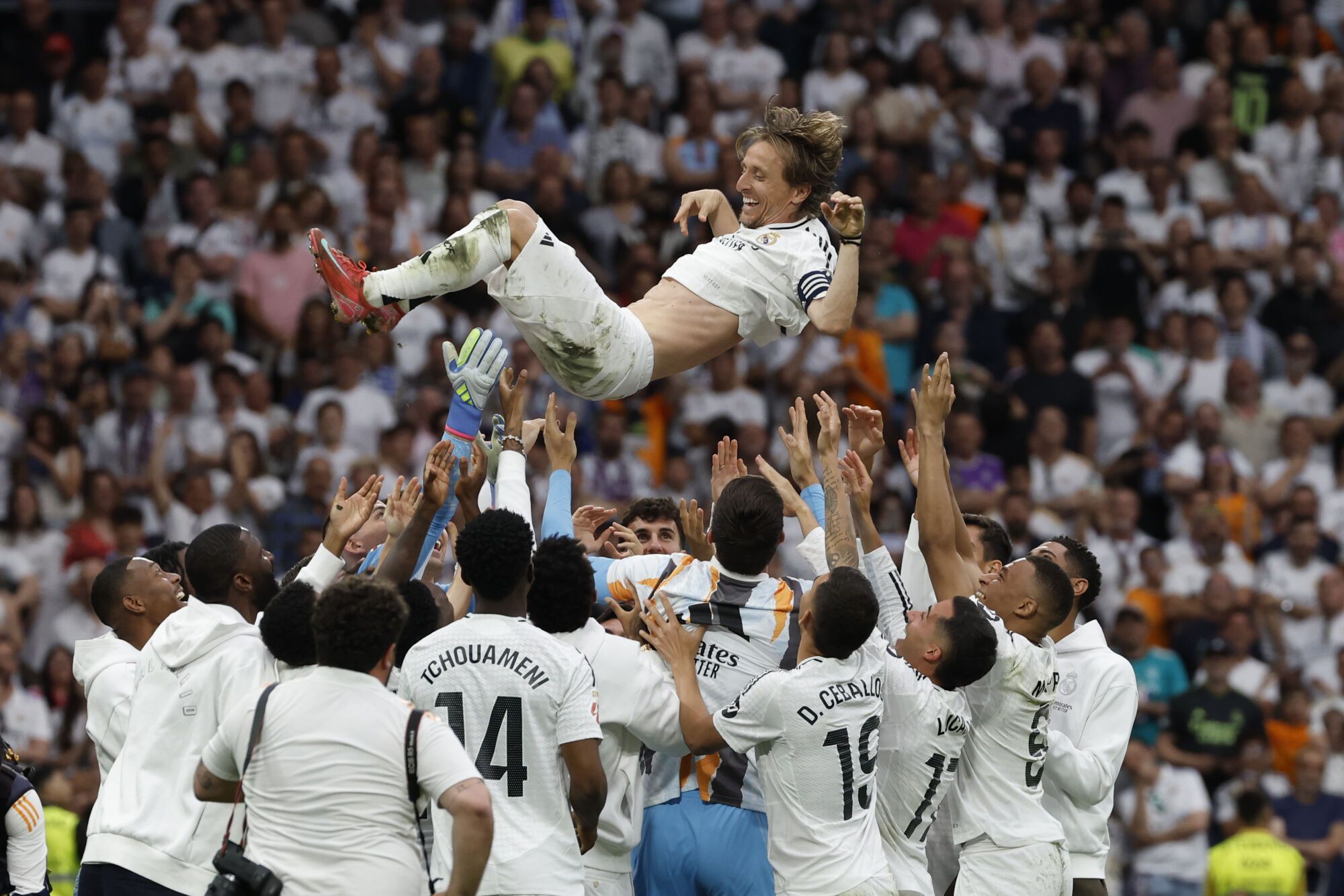 El centrocampista croata del Real Madrid Luka Modrić es homenajeado tras su último partido en el Santiago Bernabéu al término del encuentro de la jornada 38 de LaLiga EA Sports entre Real Madrid y Real Sociedad celebrado este sábado en el estadio Santiago Bernabéu de Madrid. EFE/ J.J.Guillén. (Real madrid)