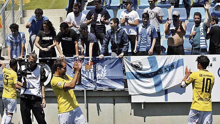 Los jugadores del Baleares saludan a los aficionados que les acompaÃ±aron en Badalona.