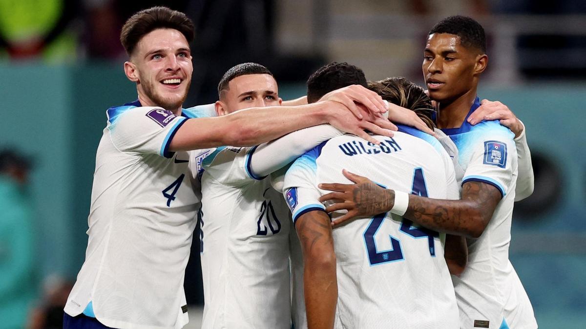 Els jugadors anglesos celebrant un dels sis gols contra l'Iran