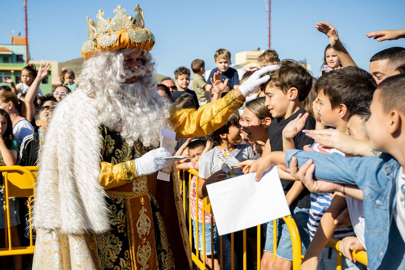 Miles de personas llenan de ilusión el Estadio de Barrial en la llegada de los Reyes Magos