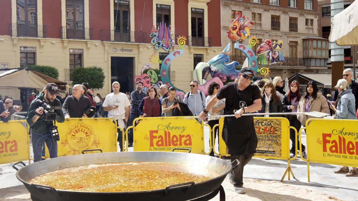 Una paella gigante para recibir a las candidatas a 'Bellea del Foc' de Alicante en Murcia