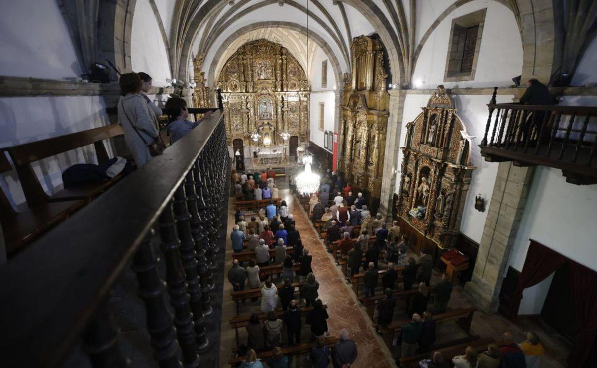 El cardenal Fernández Artime, feliz al pisar de nuevo Luanco