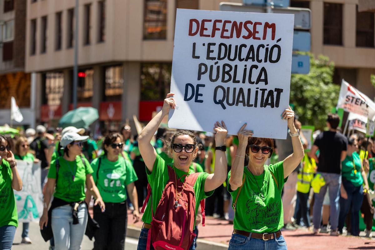 Las calles de Alicante se tiñen de verde por la manifestación de profesores el primer día de huelga de educación