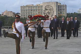 Pedro Sánchez dice a su llegada a Cuba que las negociaciones con May "permanencen alejadas"