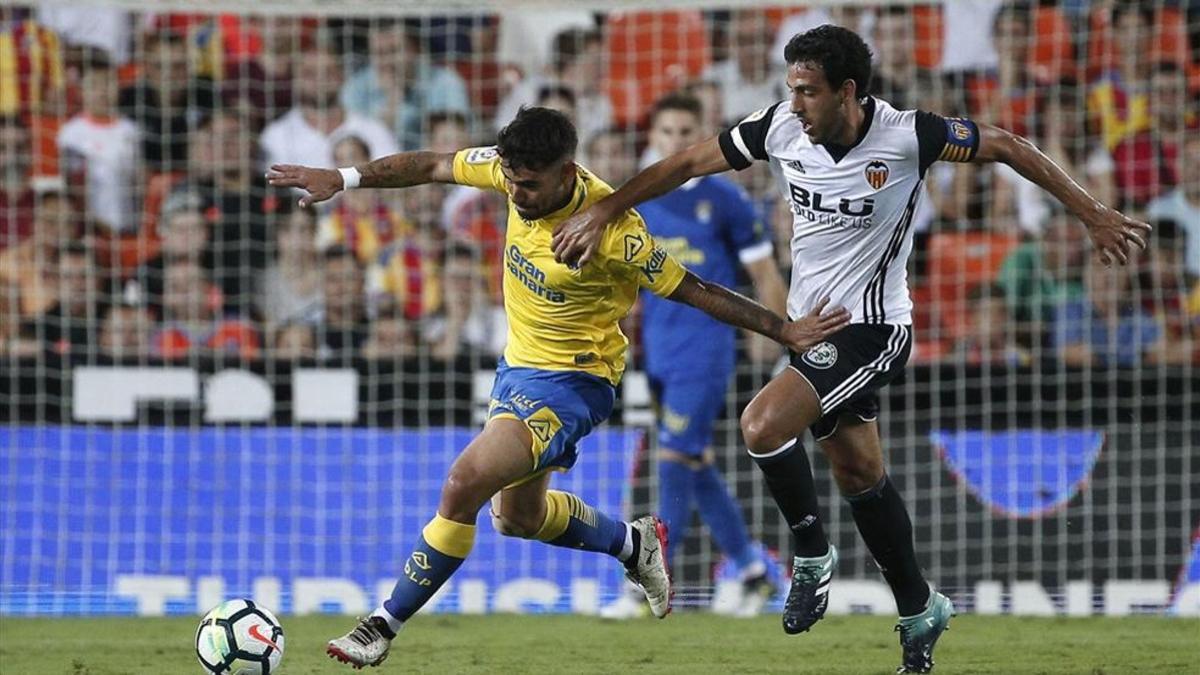 Tana pugna un balón con Parejo en el estreno de Liga de la UD Las Palmas en Valencia