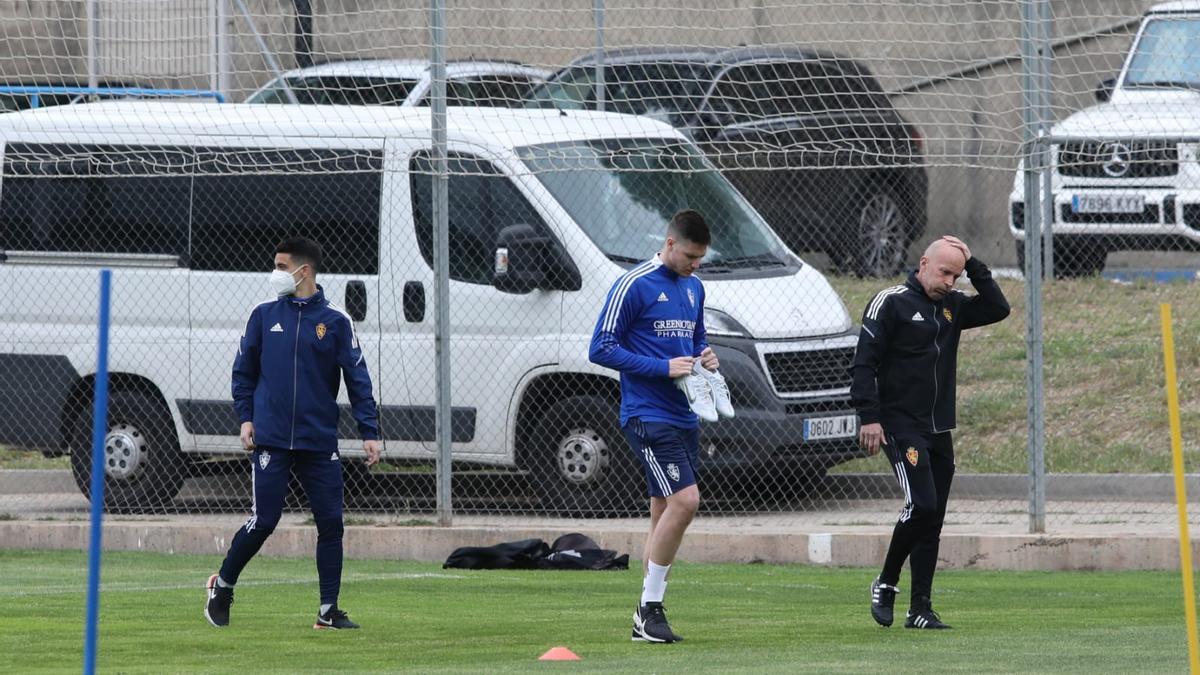 Bermejo se retira junto a  Vigaray al inicio del entrenamiento acompañados por el rehabilitador Andrés Ubieto.