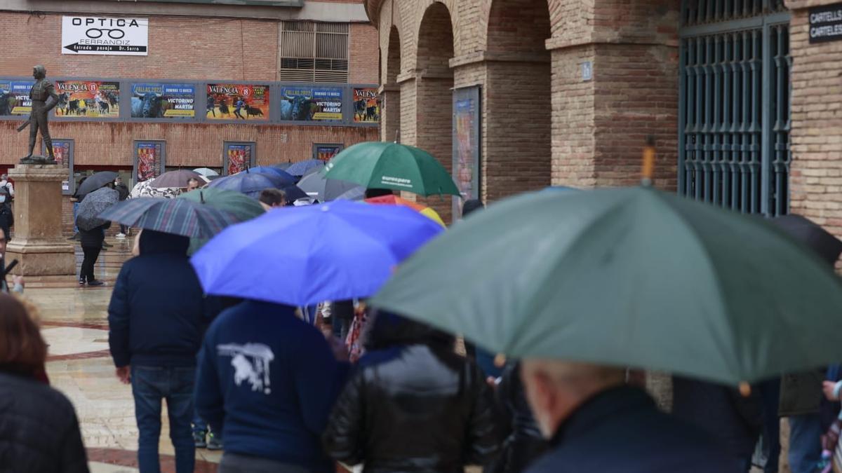 Expectación en la plaza de toros para comprar entradas de la Feria de Fallas